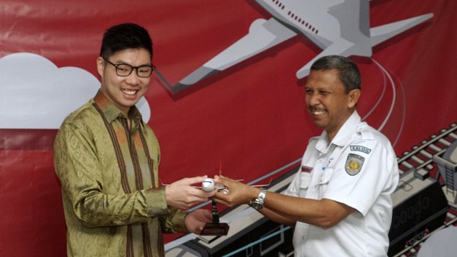 Direktur Utama Lion Parcel, Farian Kirana (kiri) dan Plt Kepala Kereta Api Logistik, Junaidi (kanan) pada acara penandatanganan MoU kerja sama Lion Parcel dan Kereta Api Logistik di Jakarta, Jumat (8/3). Foto: Fanny Kusumawardhani/kumparan