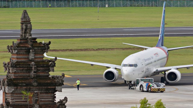 Sebuah pesawat udara berada di kawasan Bandara Internasional I Gusti Ngurah Rai, Bali. Foto: Antara/Fikri Yusuf