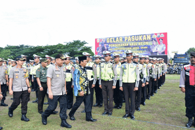 Kapolda Kalsel Irjen Yazid Fanani dan Gubernur Kalsel Sahbirin Noor mengecek pasukan dan relawan Haul Guru Sekumpul ke-14 di Mako Brimob. Foto: Humas Polda Kalsel