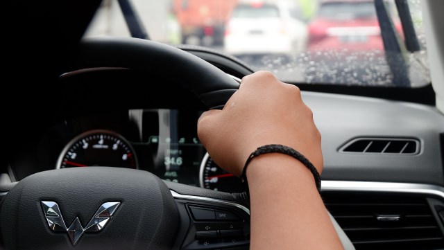 Visibilitas Wuling Almaz yang minim blindspot, mengemudi kendaraan di saat hujan Foto: Aditya Pratama Niagara/kumparanOTO