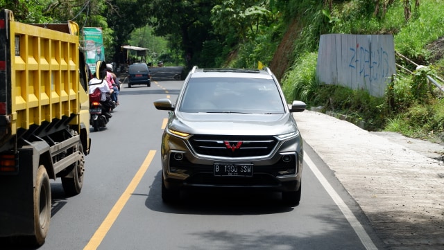 Lampu menyipit Wuling Almaz selain berguna sebagai daytime running light (DRL) juga sebagai lampu sein Foto: Aditya Pratama Niagara/kumparanOTO