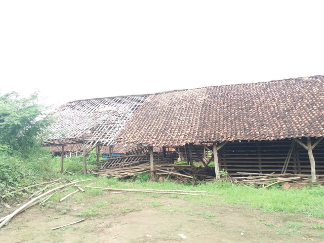 Pabrik genteng Jatiwangi Kabupaten Majalengka, kini mulai ditinggalkan oleh pemiliknya. Penurunan omzet genteng, membuat sejumlah pabrik atau Jebor Jatiwangi gulung tikar. (Oki)