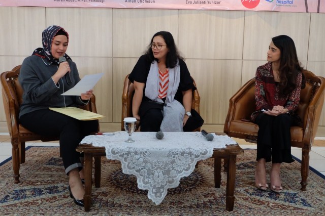 Kiri-kanan: Eva Julianti Yunizar, Ainun Chomsun, Nuran Abdat. Foto: dok. POMG SMP Labschool Kebayoran
