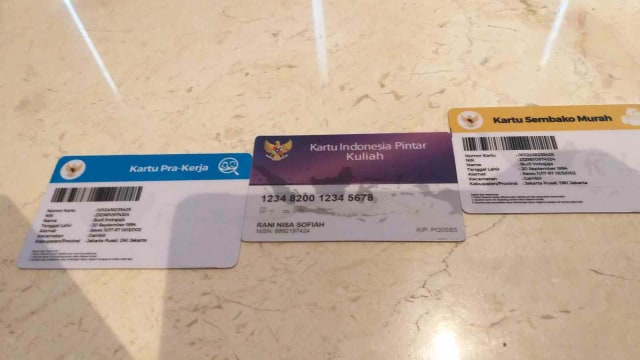 Kartu Pra Kerja, Kartu Indonesia Pintar Kuliah, Kartu Sembako Murah. Foto: Paulina Herasmaranindar/kumparan