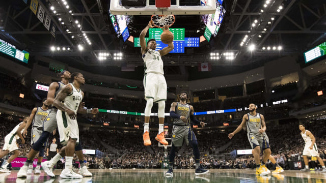 Pemain Milwaukee Bucks, Giannis Antetokounmpo, melakukan dunk ke ring Indiana Pacers. Foto: Jeff Hanisch-USA TODAY Sports vai Reuters