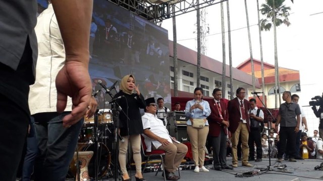 Capres nomor urut 02, Prabowo Subianto bersama Nissa Sabyan di kampus UKRI. Foto: Ricad Saka/kumparan