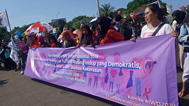 Ratusan aktifis perempuan dari 65 organisasi kemasyarakatan melakukan unjuk rasa dalam rangka memperingati Hari Perempuan Internasional di Taman Aspirasi, Jakarta. Foto: Fanny Kusumawardhani/kumparan