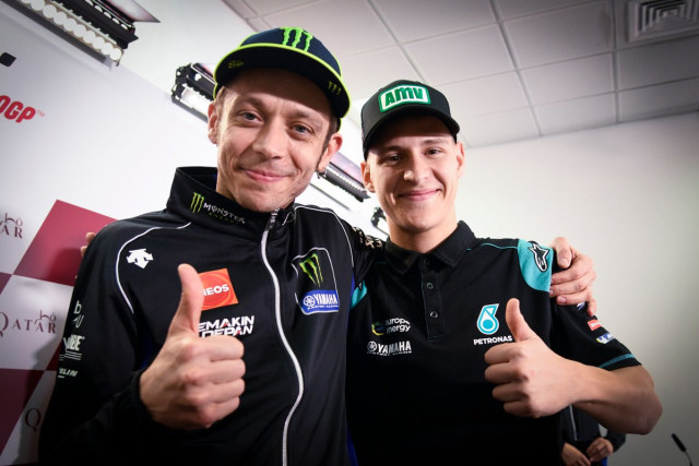 Pebalap Petronas Yamaha Fabio Quartararo dan pebalap Monster Energy Yamaha Valentino Rossi jelang MotoGP Qatar 2019. Foto: twitter/motogp