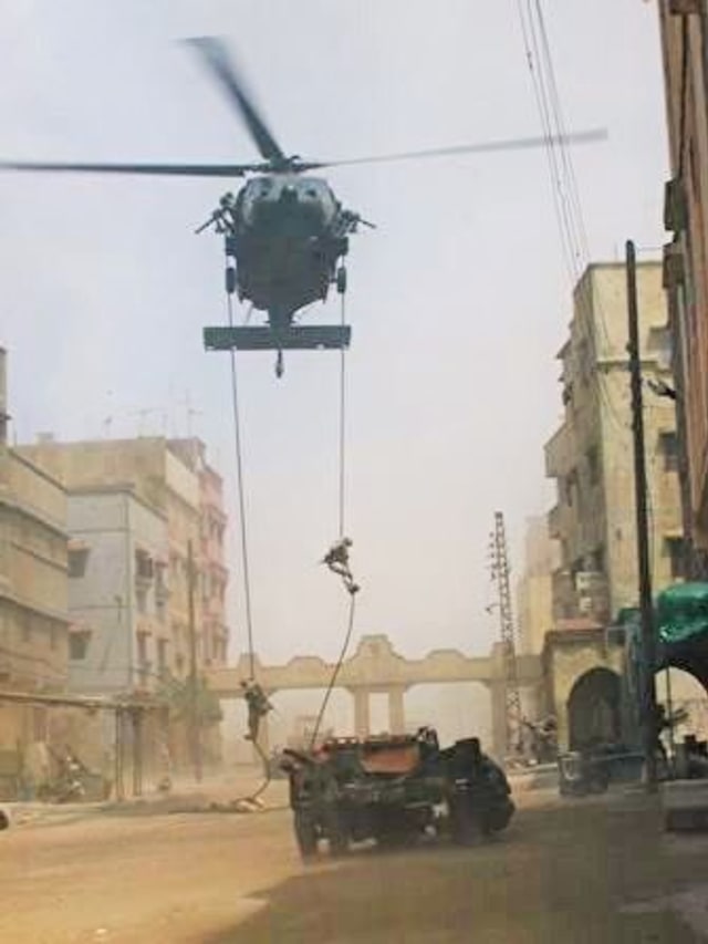 Pasukan AS yang sedang menuruni helikopter Blackhawk pada Pertempuran Mogadishu, Somalia, tahun 1993. Sumber foto: pinterest.com