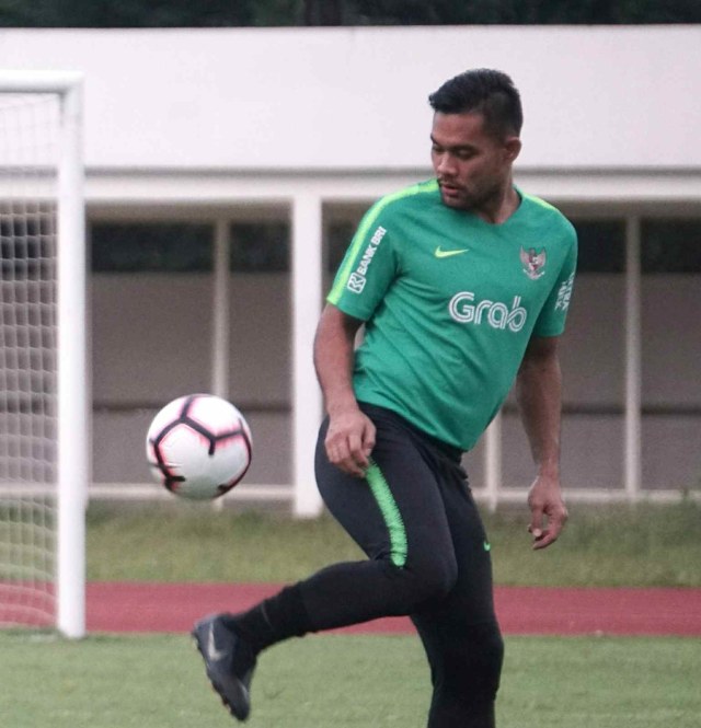 Andritany Ardhiyasa saat melakukan pemanasan dalam sesi latihan di Stadion Madya, Kompleks Gelora Bung Karno, Senayan, Jakarta, Jumat (8/3). Foto: Nugroho Sejati/kumparan