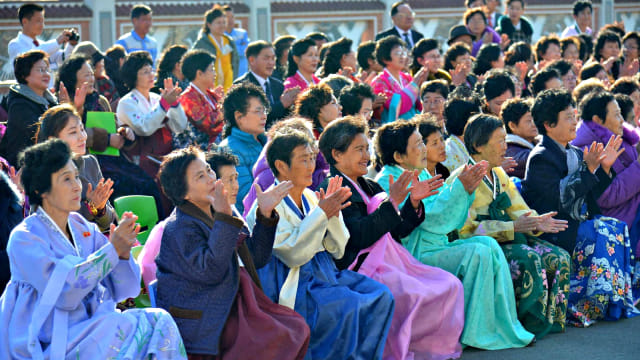 Para wanita merayakan Hari Perempuan Internasional di panti jompo di Pyongyang, Korea Utara. Foto: Reuters