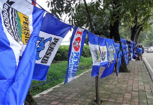 Penjualan bendera Persib di Jalan Lombok, Bandung. (Iman Herdiana)