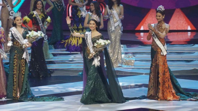 Finalis asal DKI Jakarta I, Frederika Alexis Cull (tengah) terpilih sebagai Puteri Indonesia 2019 pada gelaran Puteri Indonesia di JCC, Jakarta, Jumat (8/3). Foto: Fanny Kusumawardhani/kumparan
