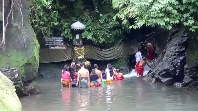 Menyucikan diri campuhan dua sungai (kanalbali/LSU)