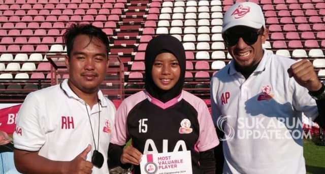 Inka (tengah) saat menunjukkan piagam Pemain Terbaik di AIA Championshio 2019 di Thailand. | Foto: Istimewa