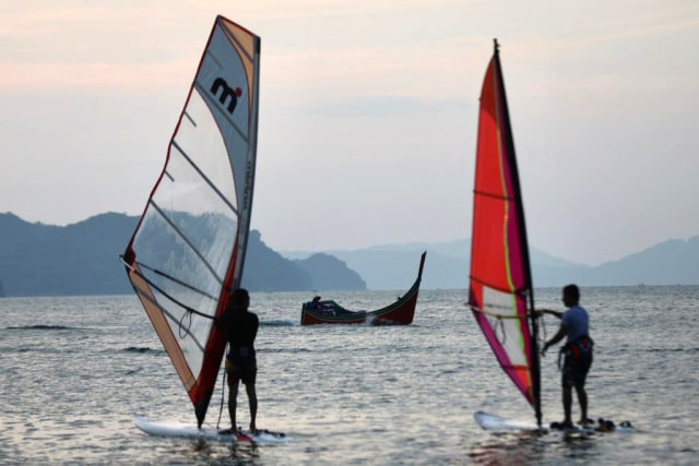 Windsurfing mulai diminati oleh warga di Banda Aceh. Foto: Suparta/acehkini
