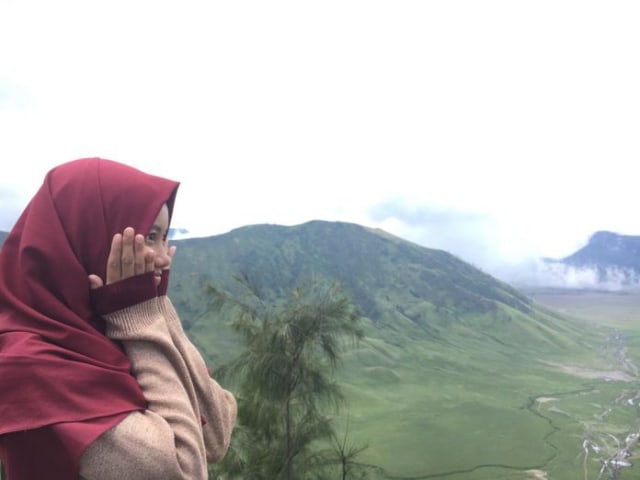 Seorang wisatawan menikmati keindahan Gunung Bromo via Bantengan.