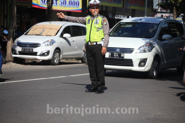 Kisah Polisi Selamatkan Korban Banjir Tol Madiun yang Nyaris Tenggelam