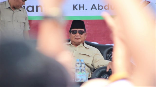 Capres nomor urut 02 Prabowo Subianto saat mengunjungi Pondok Pesantren Darussalam, di Garut. Foto: kumparan