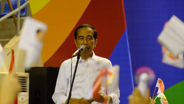 Jokowi memberikan sambutan di Deklarasi Alumni Sriwijaya di Palembang Sport Convention Center,  Sumsel Foto: Fahrian Saleh/kumparan