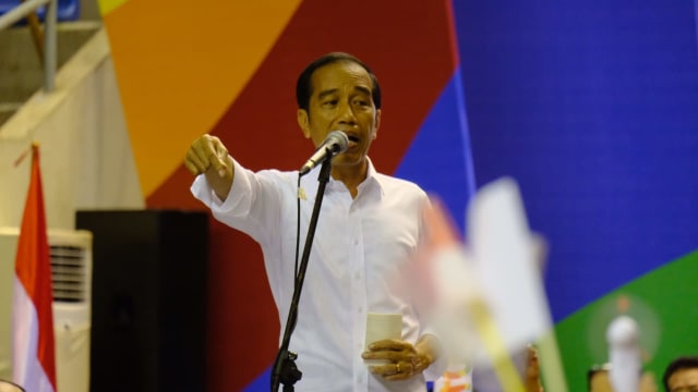 Jokowi memberikan sambutan di Deklarasi Alumni Sriwijaya di Palembang Sport Convention Center,  Sumsel Foto: Fahrian Saleh/kumparan