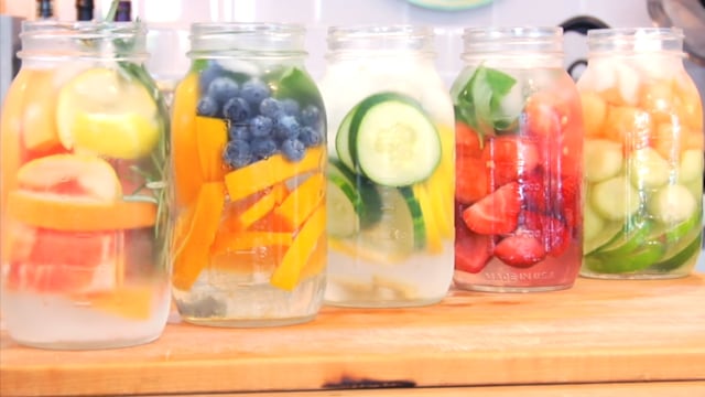 5 resep infused water. (Foto: Youtube/Clean & Delicious)