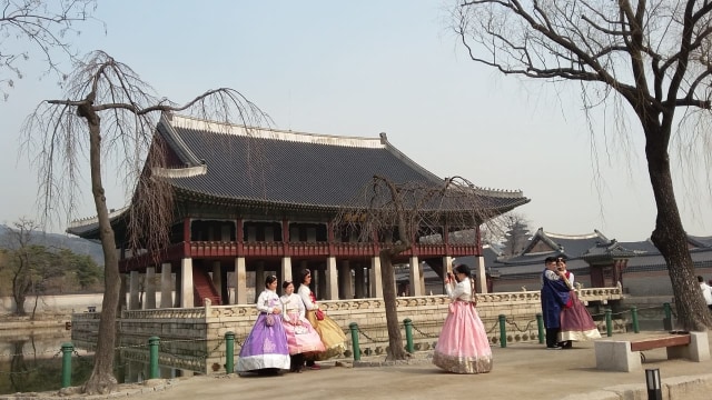 Wisatawan berfoto di salah satu bangunan dalam komplek istana Gyeongbok, Seoul, Korea Selatan. Foto: Khiththati/acehkini
