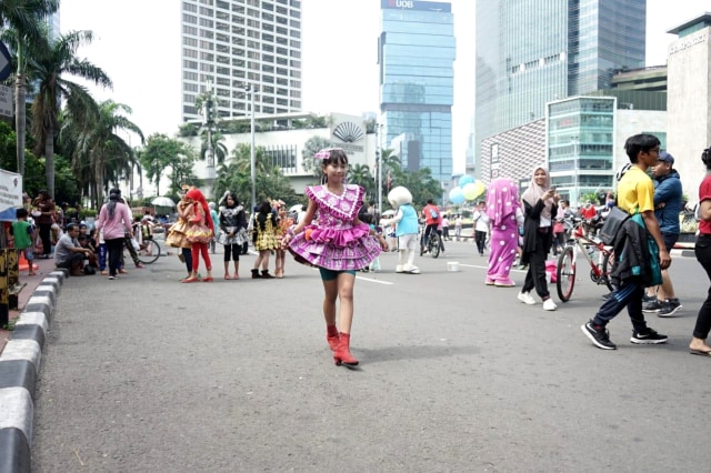 Salah satu anak dari sanggar Ramayana yang mengikuti Fashion Show kampanye sampah plastih di Hari Bebas Kendaraan di Bundaran HI, Jakarta Pusat. Foto: Iqbal Firdaus/kumparan