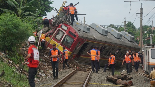 Kondisi KRL yang terguling di kota Bogor. Foto: Irfan Adi Saputra/kumparan