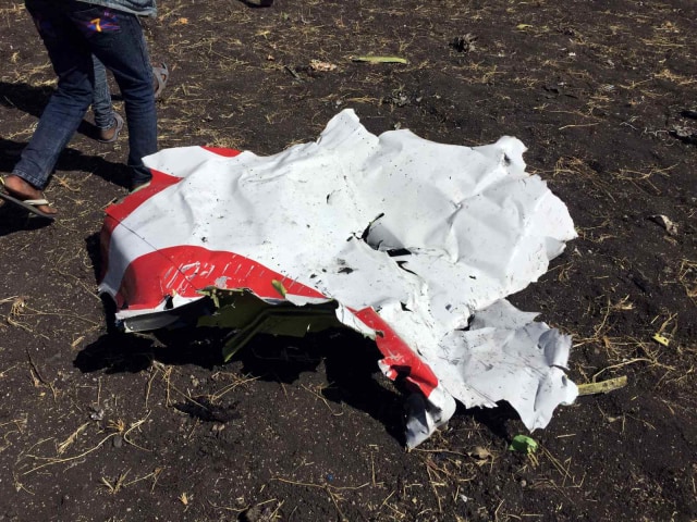 Puing pesawat Ethiopian Airlines ET 302, di dekat kota Bishoftu, tenggara Addis Ababa, Ethiopia. Foto: REUTERS/Tiksa Negeri