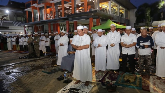 Gubernur Kalsel H Sahbirin Noor menjadi imam salat Maghrib ketika haul Guru Sekumpul ke-14, Minggu (10/3/2019). Foto: Humpro Kalsel
