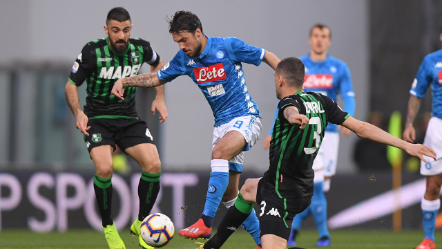 Simone Verdi berjibaku melewati sergapan para penggawa Sassuolo. Foto: REUTERS/Alberto Lingria