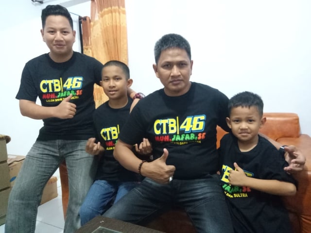 Muhamad Jafar bersama anak-anak nya, Minggu (9/3). Foto: Lukman Budianto/kendarinesiaid