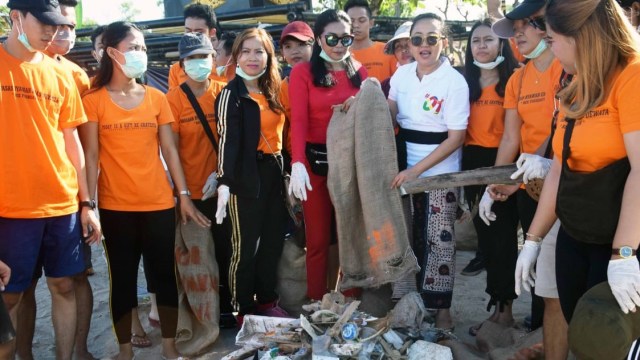 I Gusti Agung Putri Astrid Kartika (kaos putih) saat ikut bersama melakukan aksi bersih pantai di Legian, Kuta, Minggu (10/3) - ADV