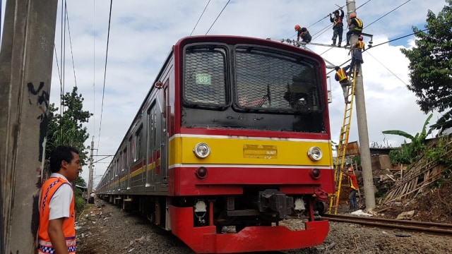 Kereta melintas di salah satu perlintasan kereta api di Kebon Pedes, Tanah Sareal, Bogor, Jawa Barat, Senin (11/3). Foto: Efira Tamara Thenu/kumparan