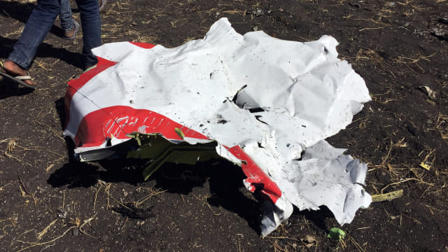 Reruntuhan sisa kecelakaan pesawat Ethiopian Airlines ET 302 (10/3), di dekat kota Bishoftu, tenggara Addis Ababa, Ethiopia. Foto: REUTERS/Tiksa Negeri