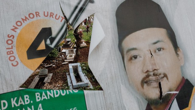 Spanduk kampanye yang terpasang di Tempat Pemakaman Umum. Foto: Jamal Ramadhan/kumparan