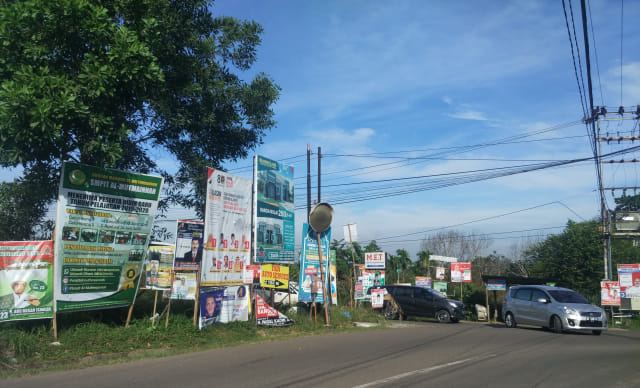 Baliho para caleg mengganggu pemandangan di Simpang Mayang, Jambi. Foto: Yovy Hasendra