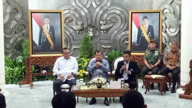 Pengurus Pusat Organisasi dan Pemuda Islam (kanan) bersama Wakil Presiden Jusuf Kalla (tengah) dan Menteri Pendayagunaan Aparatur Negara, dan Reformasi Birokrasi Syafruddin (kiri) di Kantor Wakil Presiden, Jakarta, Senin (11/3). Foto: Kevin Kurnianto/kumparan