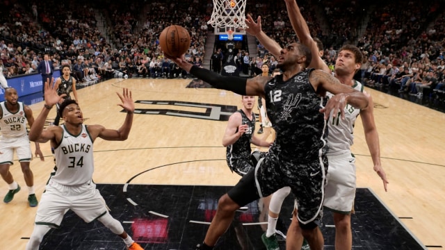 Forward Spurs, LaMarcus Aldridge, melakukan lay-up. Foto: USA Today/Reuters/Soobum Im