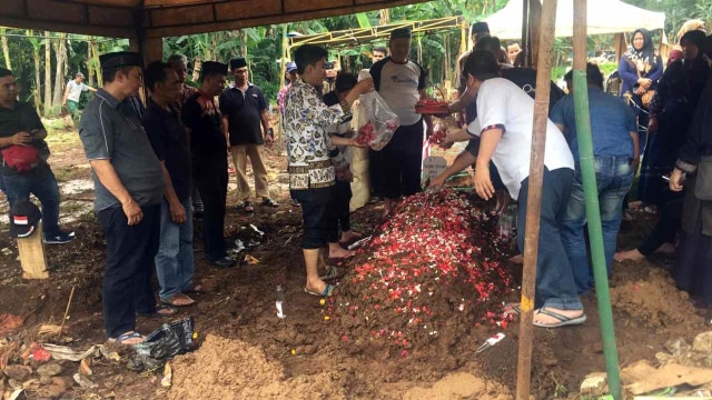 Pemakaman ayah Putri Titian di TPU Pondok Ranggon, Jakarta Timur. Foto: Sarah Yulianti Purnama/kumparan