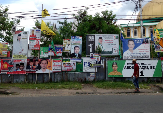 Baliho yang terpasang di sudut Kota Pontianak.  Foto: Herman SP