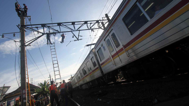 Pekerja memperbaiki jaringan Listrik Aliran Atas (LAA) pascakecelakaan KRL di kawasan Kebon Pedes, Bogor, Jawa Barat, Senin (11/3/2019). Foto: ANTARA FOTO/Yulius Satria Wijaya