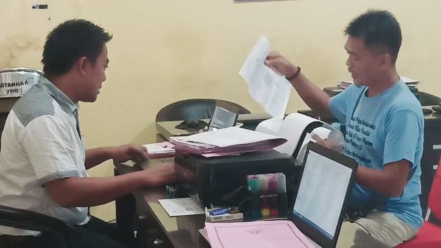 Moh Subkhan dimintai keterangan polisi atas laporan kasus dugaan penganiayaan. (foto: fajar eko nugroho)