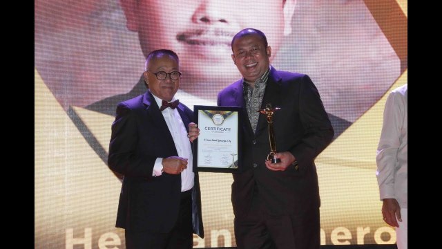 Poliisi PKB H Cucun Ahmad Syamsulrijal (Kang Cucun) terima Anugerah Teropong Parlemen Award 2019 ketegori sebagai Fraksi terakrif dalam proses legislasi dan fraksi peduli sosial, yang diselenggarakan oleh Portal Berita Online TeropongSenayan.com, dilaksanakan di Ballroom 3, Hotel Mulia, Senayan, Jakarta, Kamis (7/3/2019) malam. 