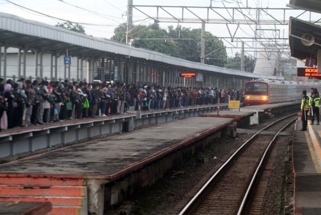 Sejumlah penumpang menunggu rangkaian kereta pascakecelakaan KRL, di Stasiun Cilebut , Bogor, Jawa Barat, Senin (11/3/2019). Foto: ANTARA FOTO/Yulius Satria Wijaya