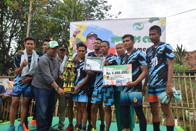 Kang Cucun Serahkan Turnamen Voli Bandung