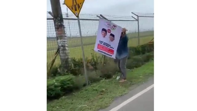 Bawaslu Kota Banjarbaru mencopot APK Capres Cawapres Joko Widodo dan Ma'ruf Amin ketika momentum puncak haul Guru Sekumpul ke-14, Minggu (10/3). Foto: Istimewa