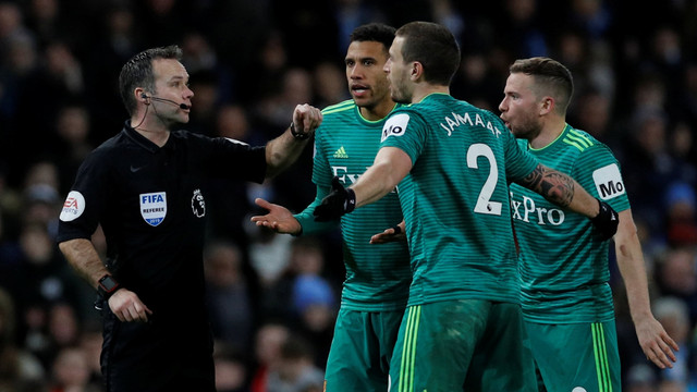 Pemain-pemain Watford memprotes gol offside Sterling. Foto: Reuters/Phil Noble