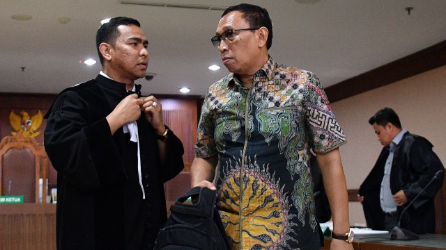 Sekretaris Jenderal Komite Olahraga Nasional Indonesia (KONI) Ending Fuad Hamidy (tengah) berbincang dengan kuasa hukumnya seusai menjalani sidang dakwaan di Pengadilan Tipikor. Foto: ANTARA FOTO/Sigid Kurniawan